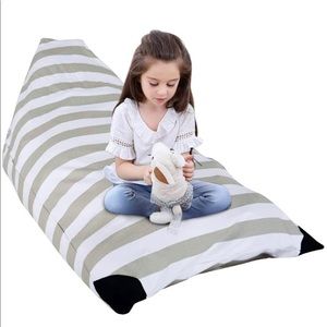 Fun stowaway chair for stuffed animals